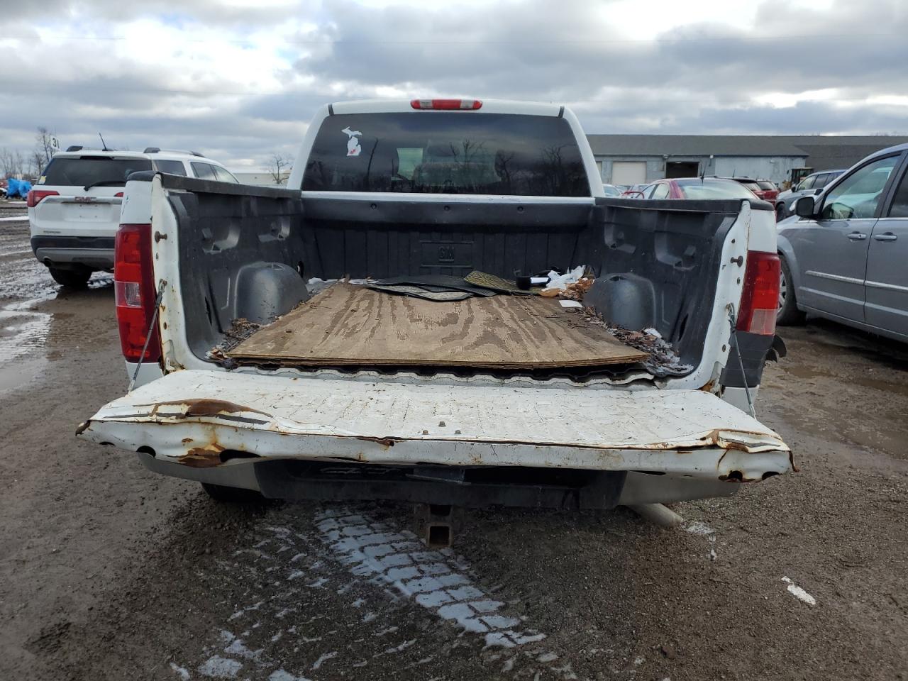 2008 Chevrolet Silverado VIN 2GCEK190181186432 Copart auction photo, side / rear end damage thumbnail 6