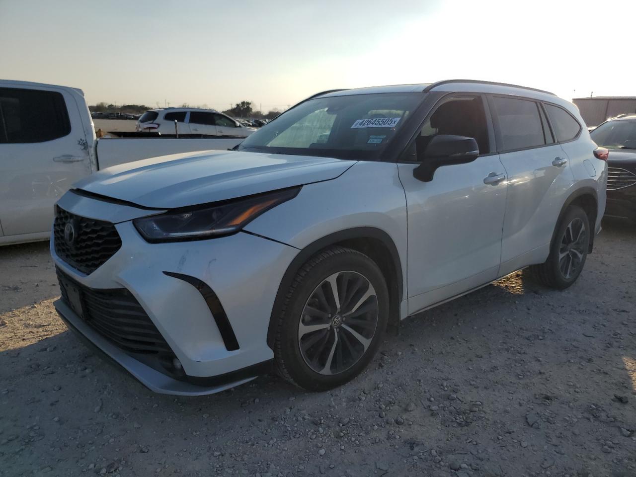 2022 Toyota Highlander VIN 5TDLZRAHXNS094971