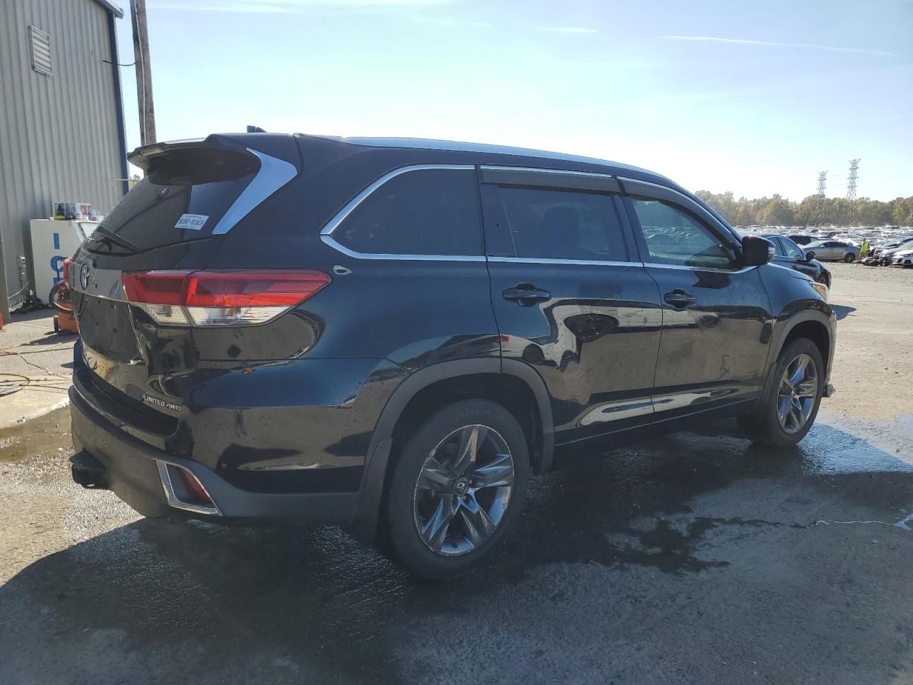 2018 Toyota Highlander VIN 5TDDZRFH1JS822197 Copart auction photo, side / rear end damage thumbnail 3
