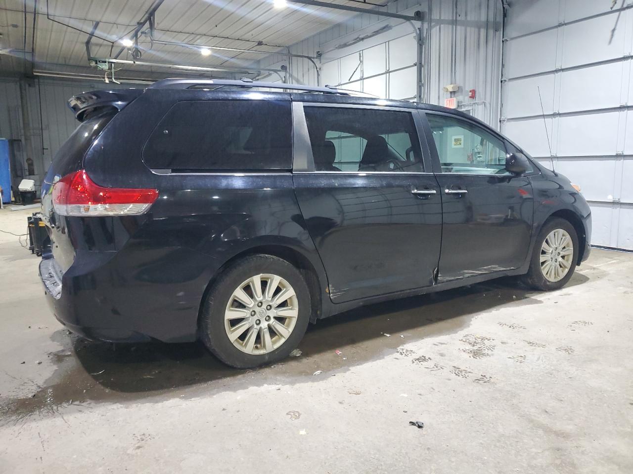 2013 Toyota Sienna VIN 5TDDK3DC7DS066145 Copart auction photo, minor dent/scratches damage thumbnail 3