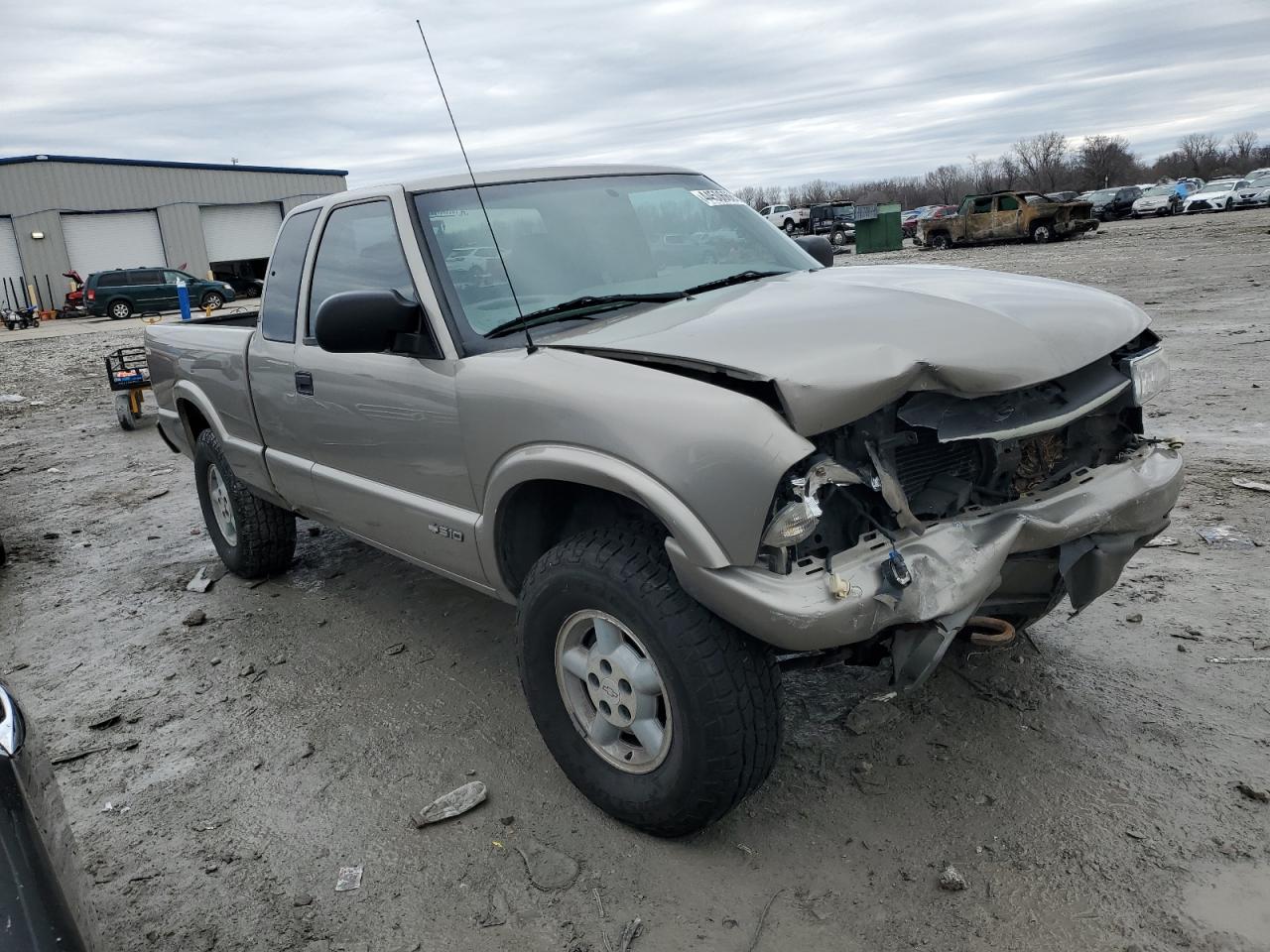2001 Chevrolet S-10 Pickup VIN 1GCDT19W218178369 Copart auction photo, front end / side damage thumbnail 4
