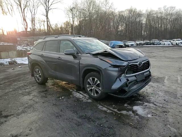 2022 Toyota Highlander VIN 5TDHZRBH9NS597430 Copart auction photo, front end / minor dent/scratches damage thumbnail 12