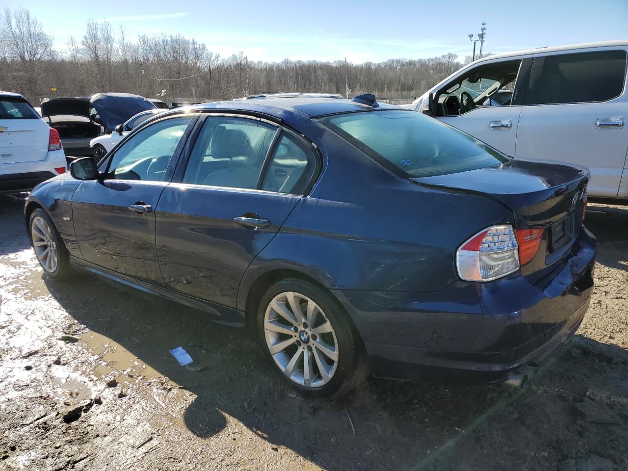 2011 BMW 3er VIN WBAPH7C55BE677104 Copart auction photo, rear end damage thumbnail 2