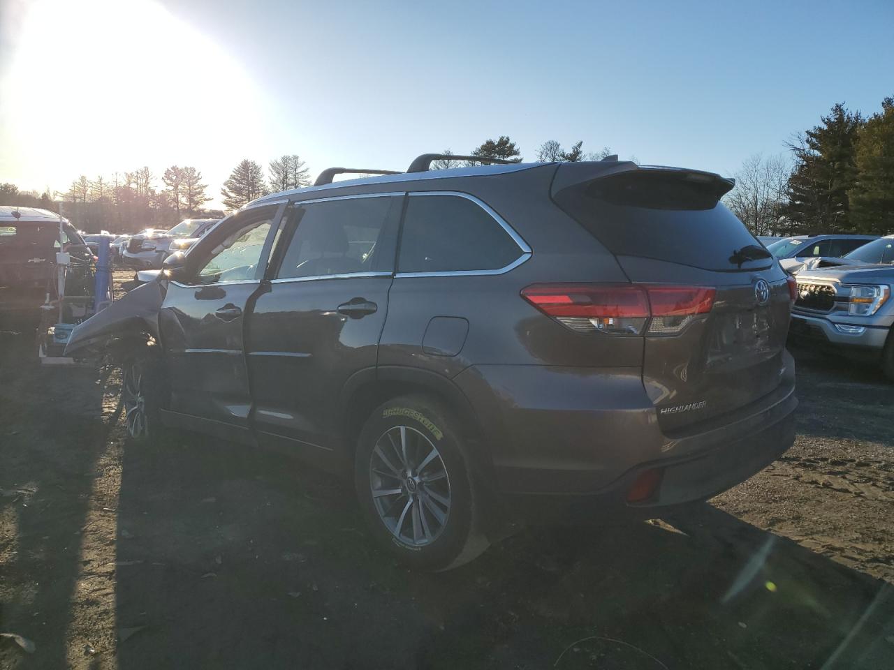 2018 Toyota Highlander VIN 5TDJZRFH1JS823529 Copart auction photo, front end / undercarriage damage thumbnail 2