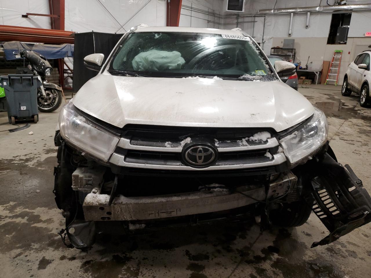 2017 Toyota Highlander VIN 5TDJZRFH4HS446933 Copart auction photo, front end damage thumbnail 5
