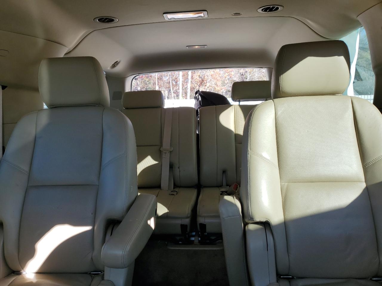 2011 Chevrolet Suburban VIN 1GNSKKE34BR238313 Copart auction photo, front end / side damage thumbnail 10