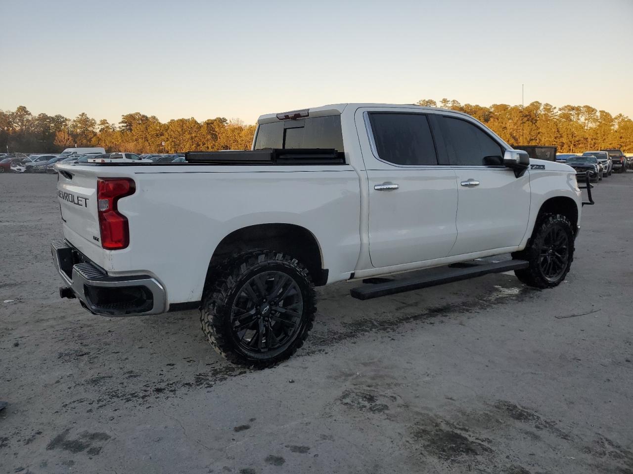 2020 Chevrolet Silverado VIN 1GCUYGEL5LZ101671 Copart auction photo, burn - interior damage thumbnail 3