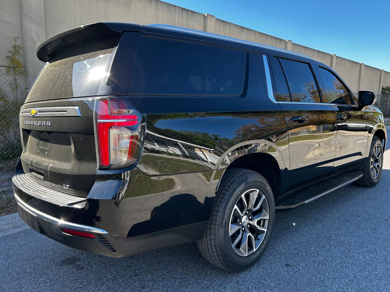 2021 Chevrolet Suburban VIN 1GNSCCKD8MR416498 Copart auction photo, normal wear damage thumbnail 4