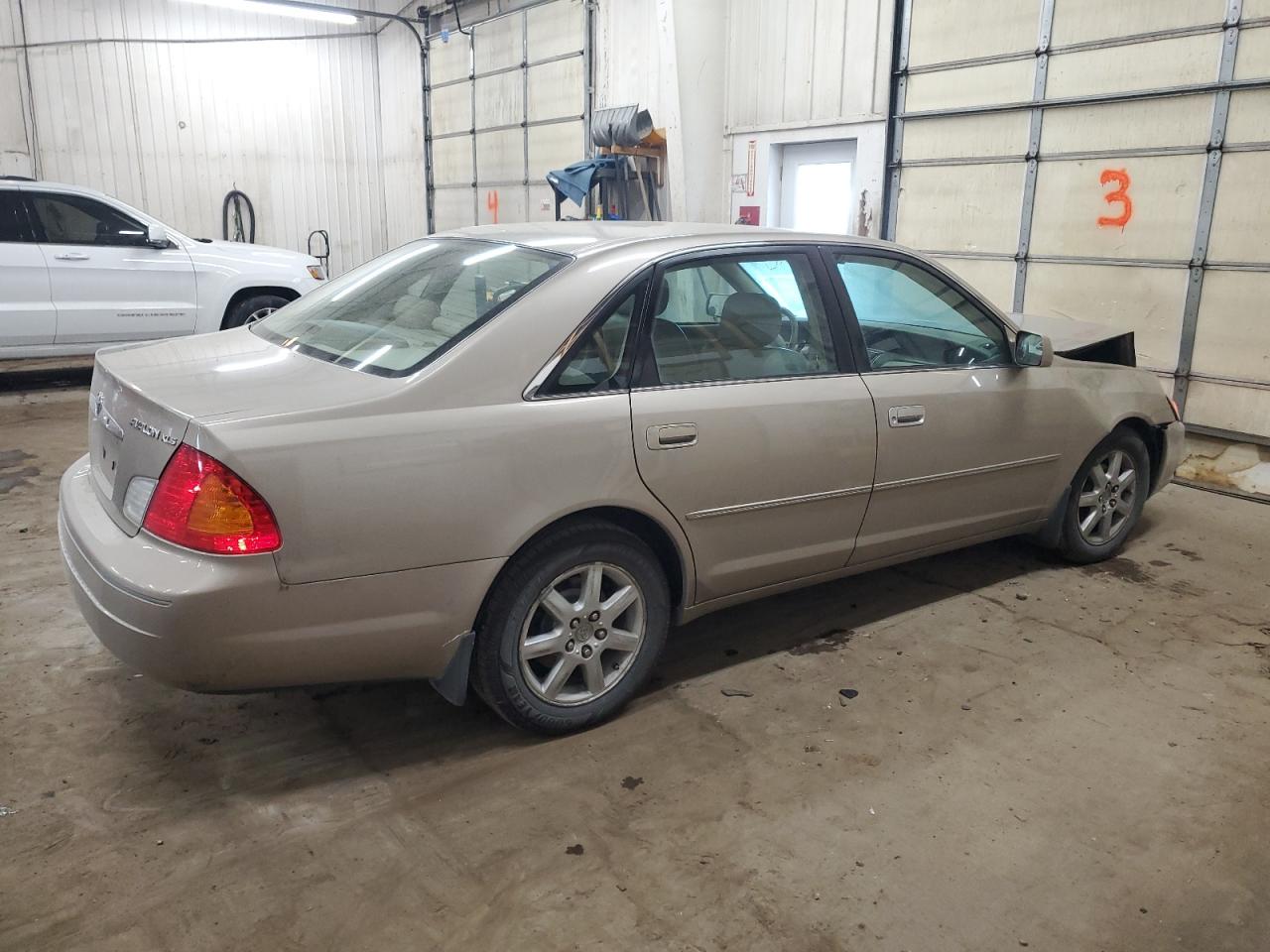 2000 Toyota Avalon VIN 4T1BF28B3YU004133 Copart auction photo, front end damage thumbnail 3