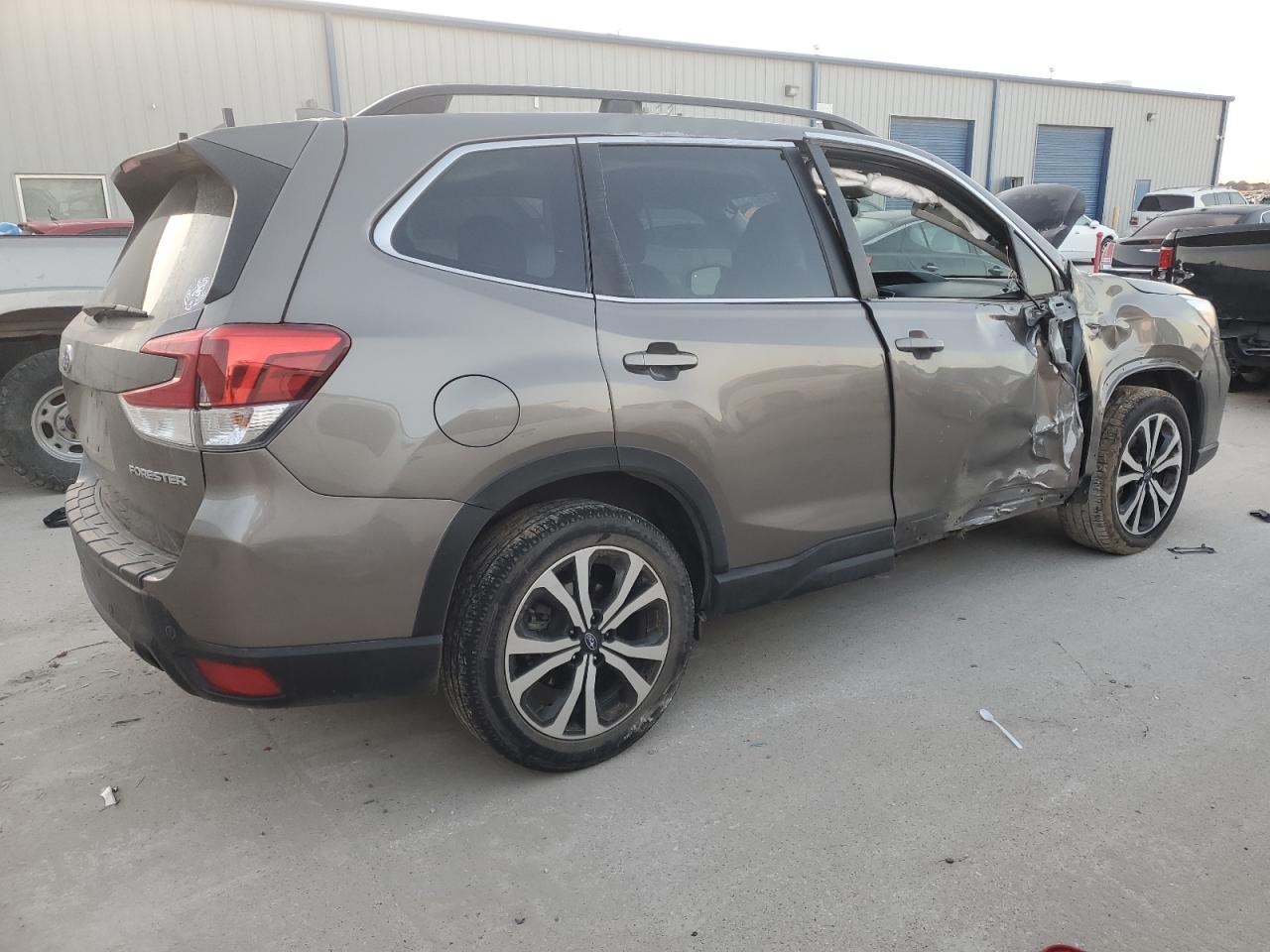 2020 Subaru Forester VIN JF2SKAUCXLH581690 Copart auction photo, side / front end damage thumbnail 3