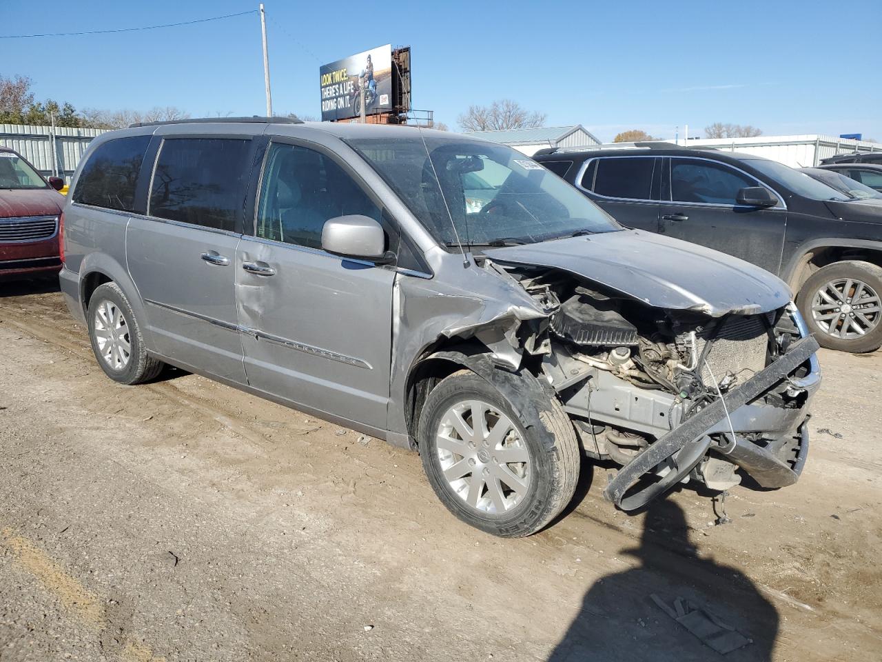 2015 Chrysler Town & Country VIN 2C4RC1BG1FR677443 Copart auction photo, front end / side damage thumbnail 4