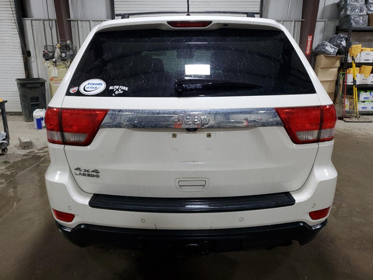 2011 Jeep Grand Cherokee VIN 1J4RR4GG3BC613233 Copart auction photo, front end / side damage thumbnail 6