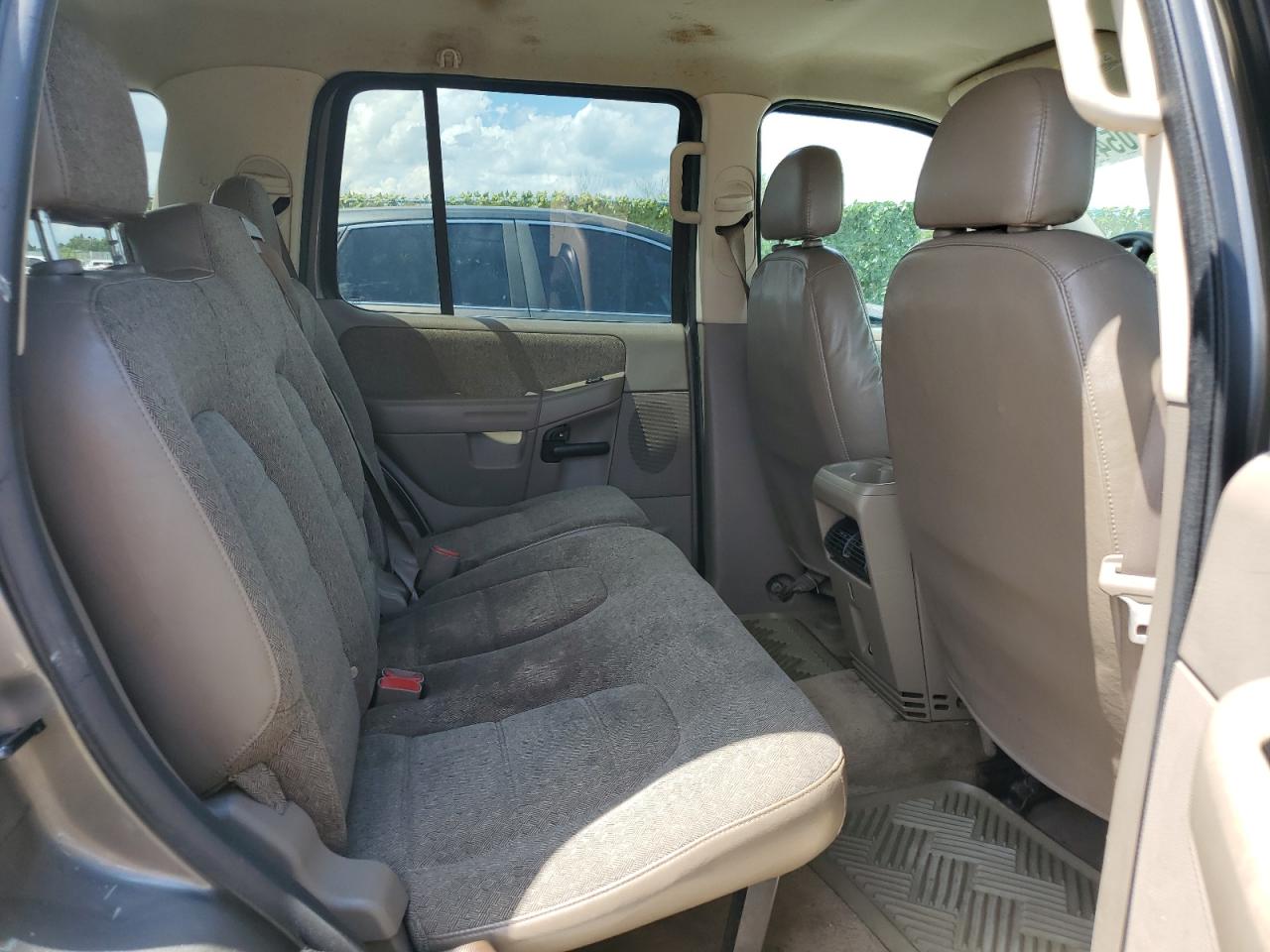2005 Ford Explorer VIN 1FMZU72E15UA82782 Copart auction photo, front end / minor dent/scratches damage thumbnail 10