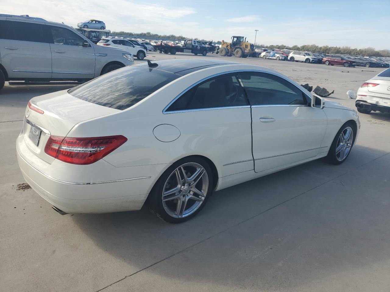 2011 Mercedes-Benz E-klasse VIN WDDKJ5GB2BF107776 Copart auction photo, side / minor dent/scratches damage thumbnail 3