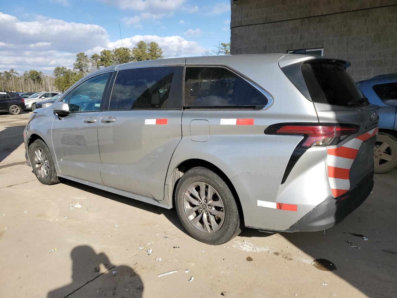 2022 Toyota Sienna VIN 5TDKRKEC3NS116553 Copart auction photo, front end damage thumbnail 2