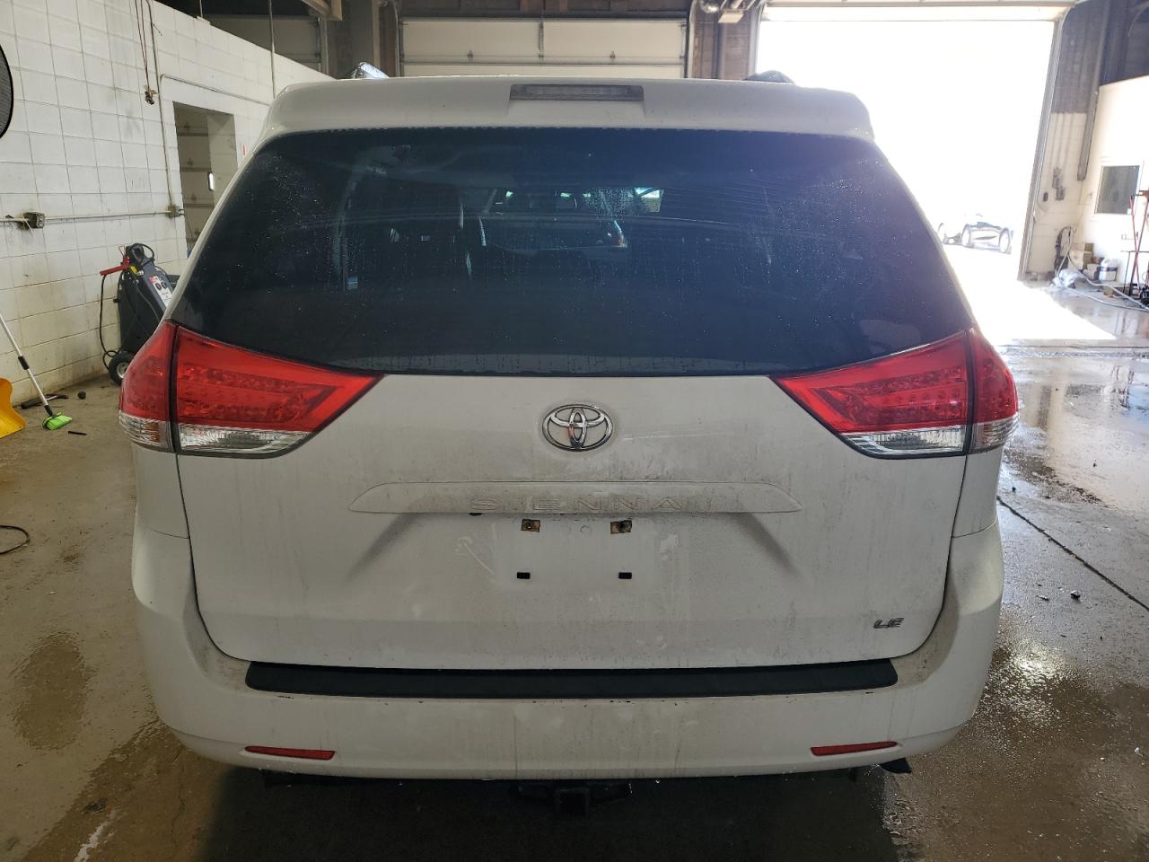 2011 Toyota Sienna VIN 5TDKK3DC6BS039152 Copart auction photo, front end damage thumbnail 6