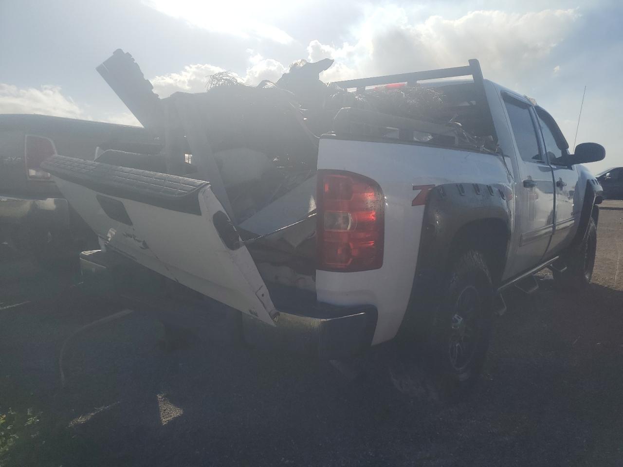 2011 Chevrolet Silverado VIN 3GCPKSE31BG298824 Copart auction photo, water/flood / minor dent/scratches damage thumbnail 3