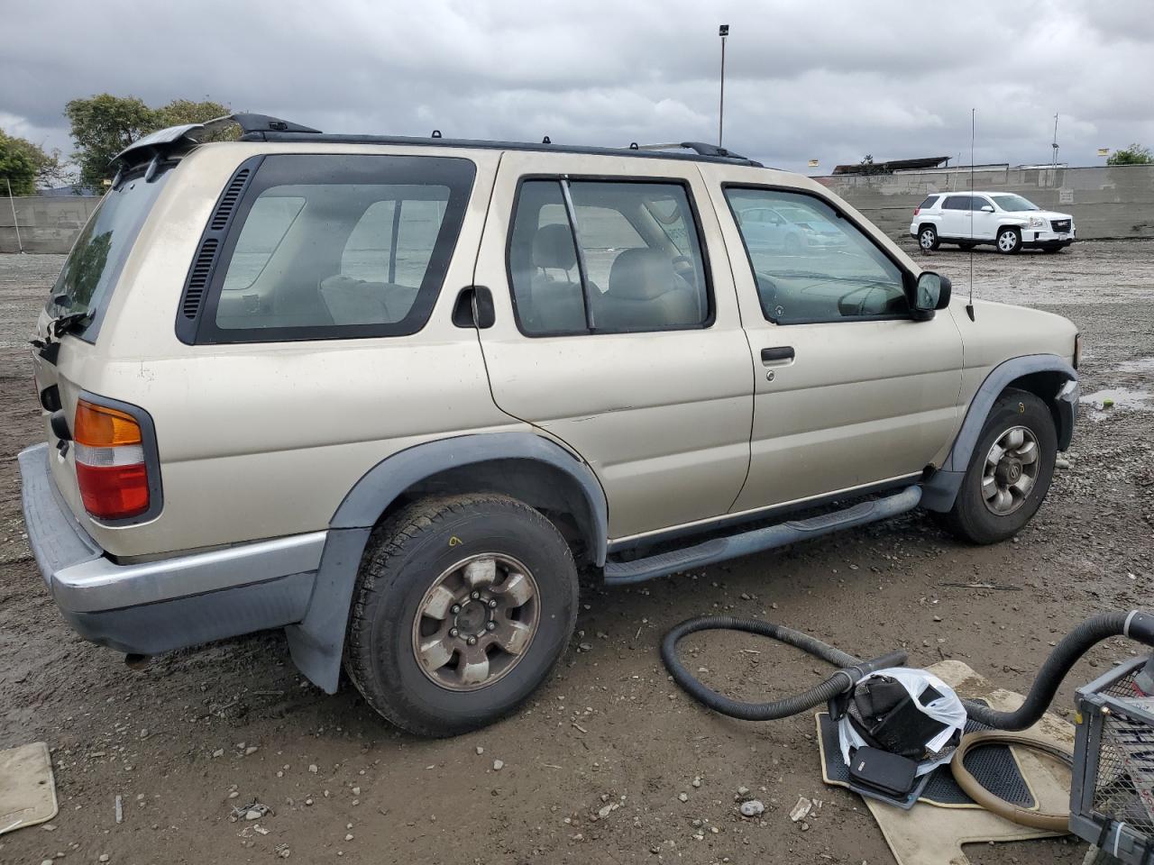 1999 Nissan Pathfinder VIN JN8AR05S8XW304788 Copart auction photo, rear end damage thumbnail 3
