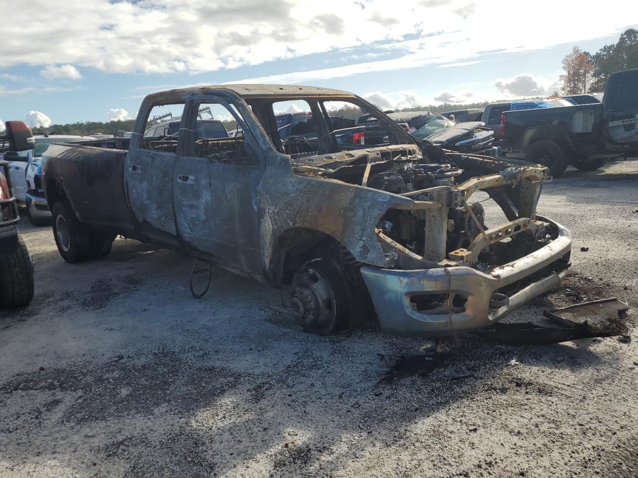 2020 RAM 3500 VIN 3C63RRGL8LG271242 Copart auction photo, burn / mechanical damage thumbnail 4