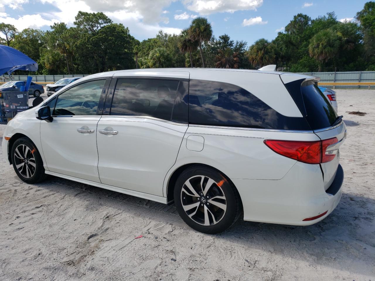 2018 Honda Odyssey VIN 5FNRL6H98JB066075 Copart auction photo, rear end damage thumbnail 2