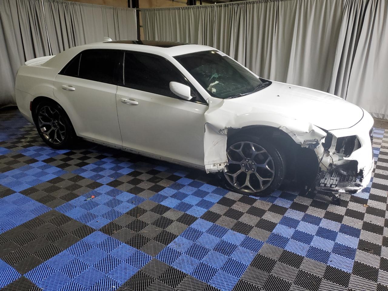 2018 Chrysler 300 VIN 2C3CCABG0JH243586 Copart auction photo, front end / side damage thumbnail 4