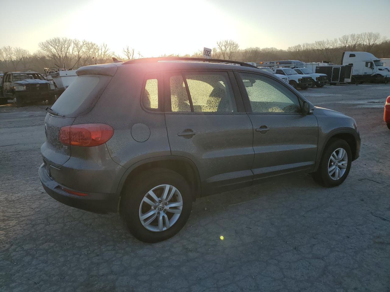 2017 Volkswagen Tiguan VIN WVGBV7AX0HK029816 Copart auction photo, normal wear / minor dent/scratches damage thumbnail 3