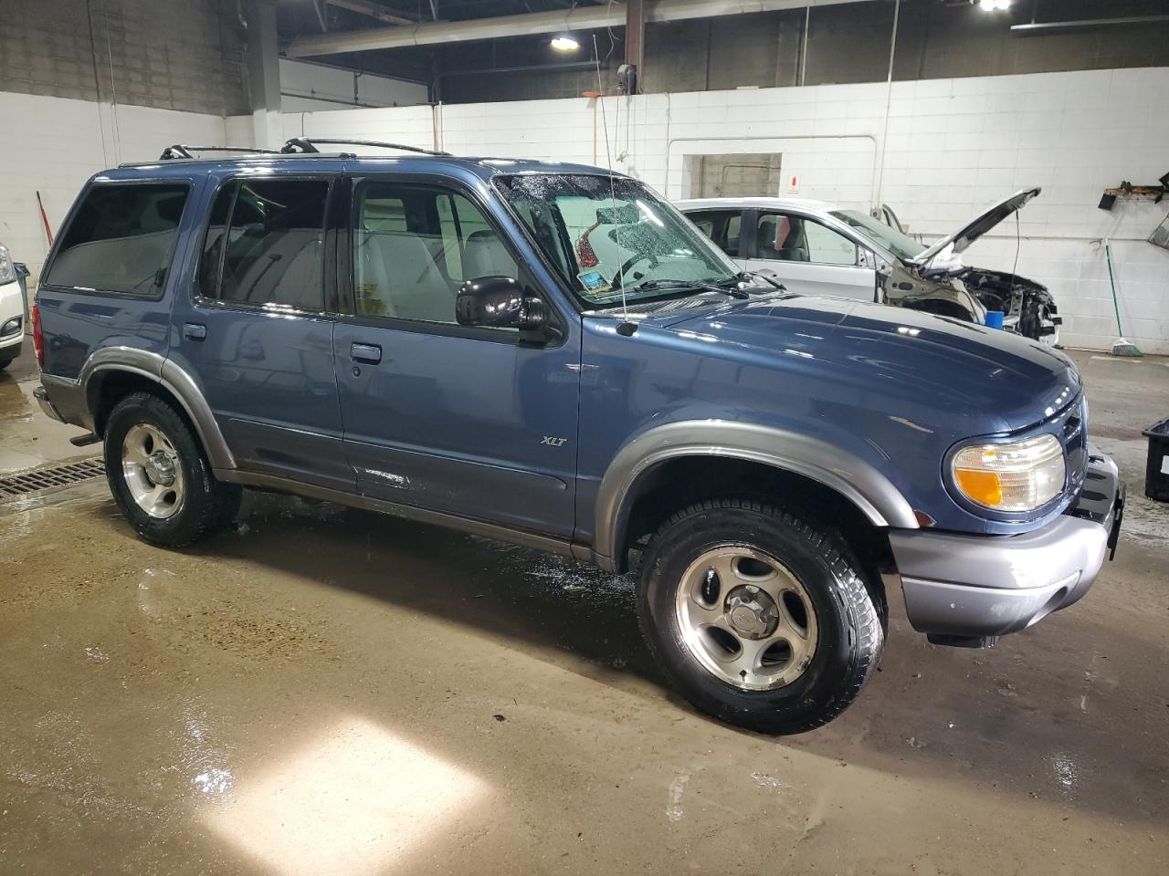 2000 Ford Explorer VIN 1FMZU73E7YZC09573 Copart auction photo, front end / minor dent/scratches damage thumbnail 4