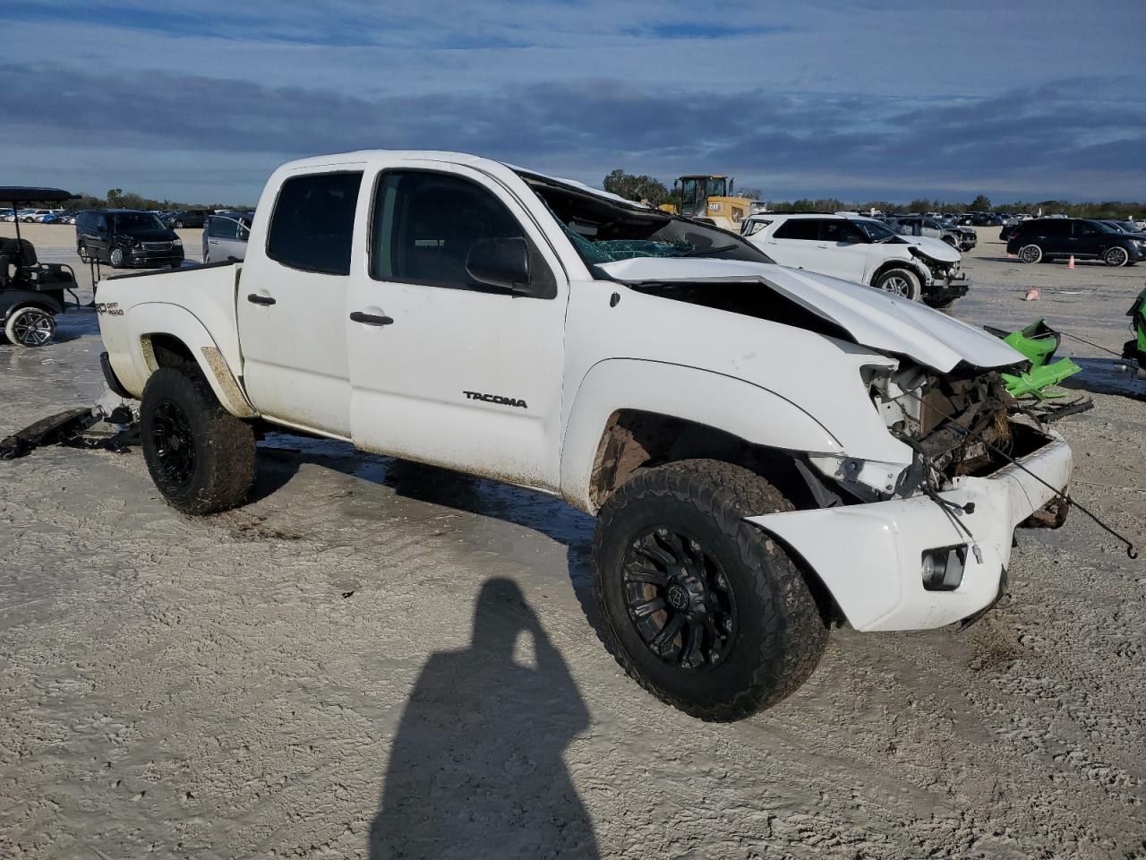 2015 Toyota Tacoma VIN 3TMJU4GN7FM184392 Copart auction photo, rollover damage thumbnail 4