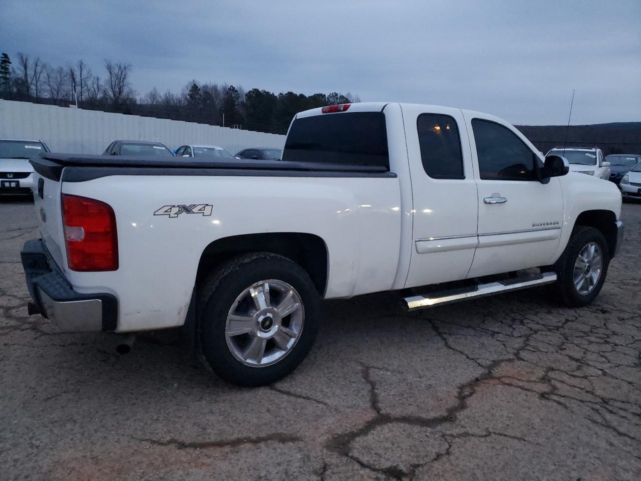 2013 Chevrolet Silverado VIN 1GCRKSE78DZ190330 Copart auction photo, side / minor dent/scratches damage thumbnail 3