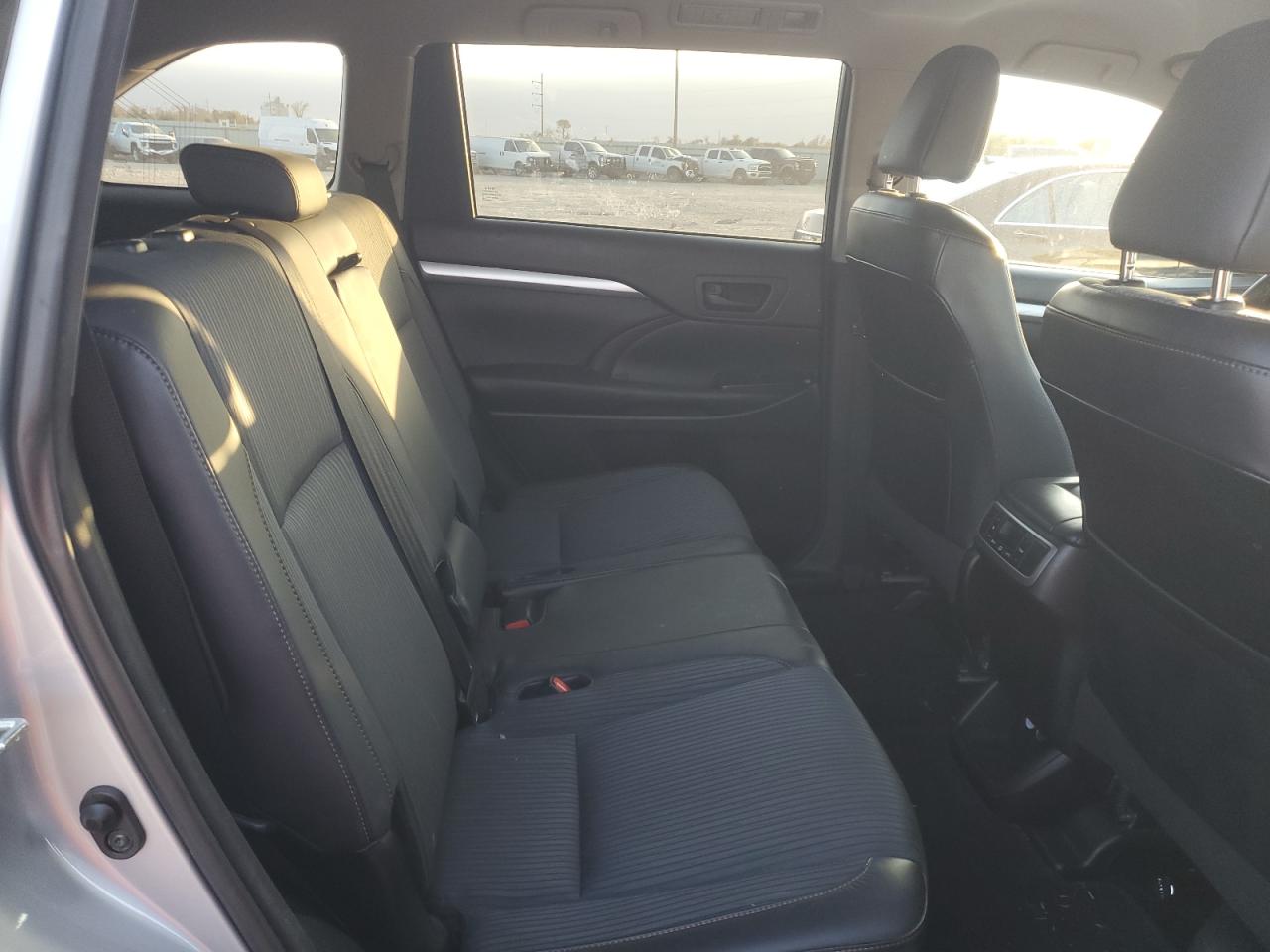 2016 Toyota Highlander VIN 5TDZKRFH6GS133078 Copart auction photo, front end / hail damage thumbnail 11