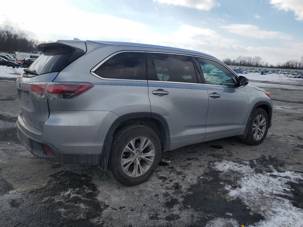 2015 Toyota Highlander VIN 5TDJKRFH0FS139549 Copart auction photo, side / front end damage thumbnail 3