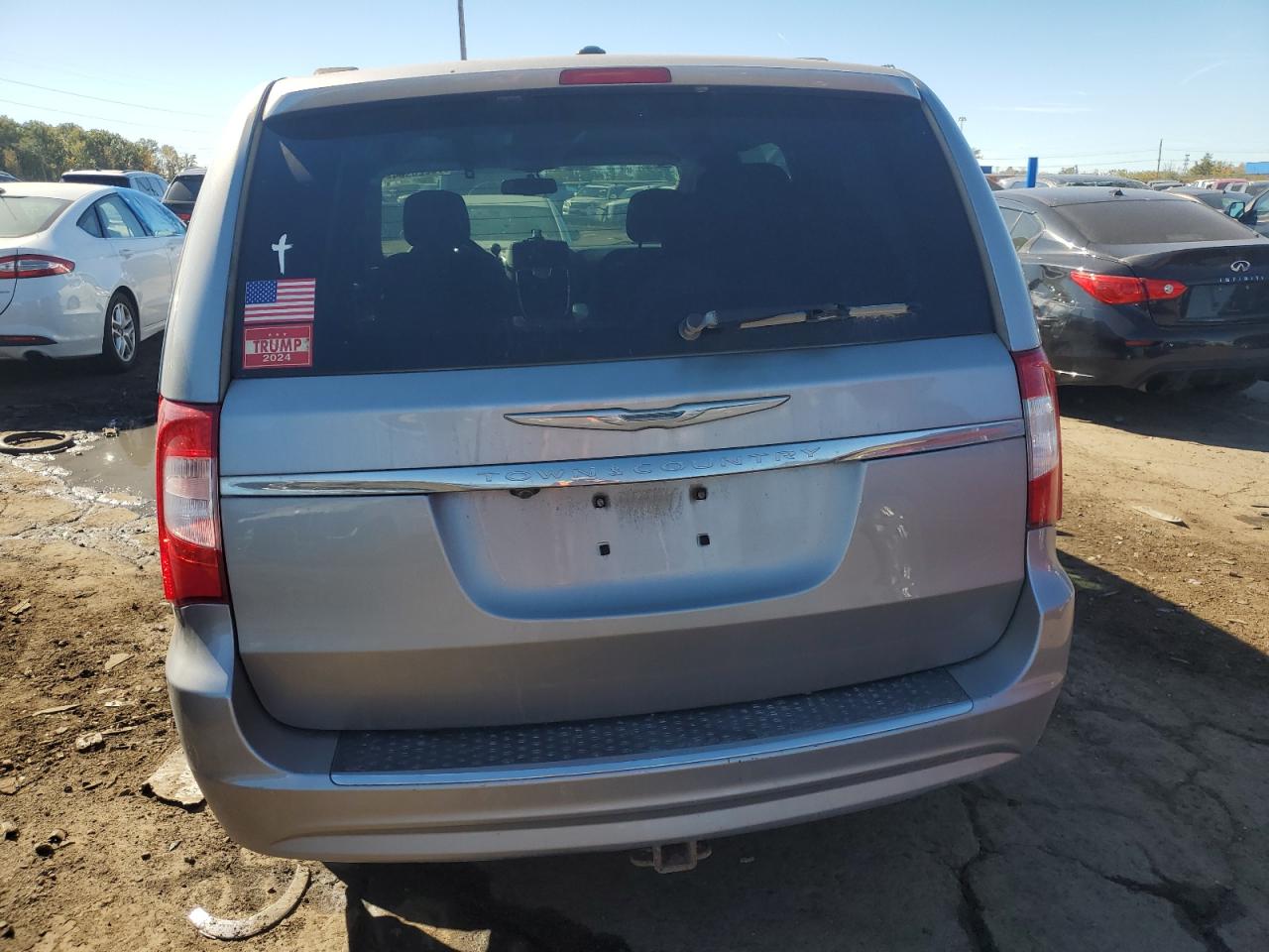 2016 Chrysler Town & Country VIN 2C4RC1BG2GR222621 Copart auction photo, front end / water/flood damage thumbnail 6