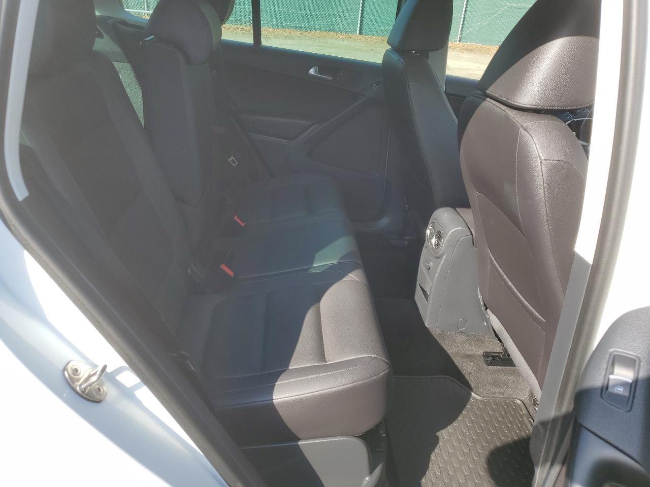 2016 Volkswagen Tiguan VIN WVGBV7AX2GW576934 Copart auction photo, rear end / minor dent/scratches damage thumbnail 11