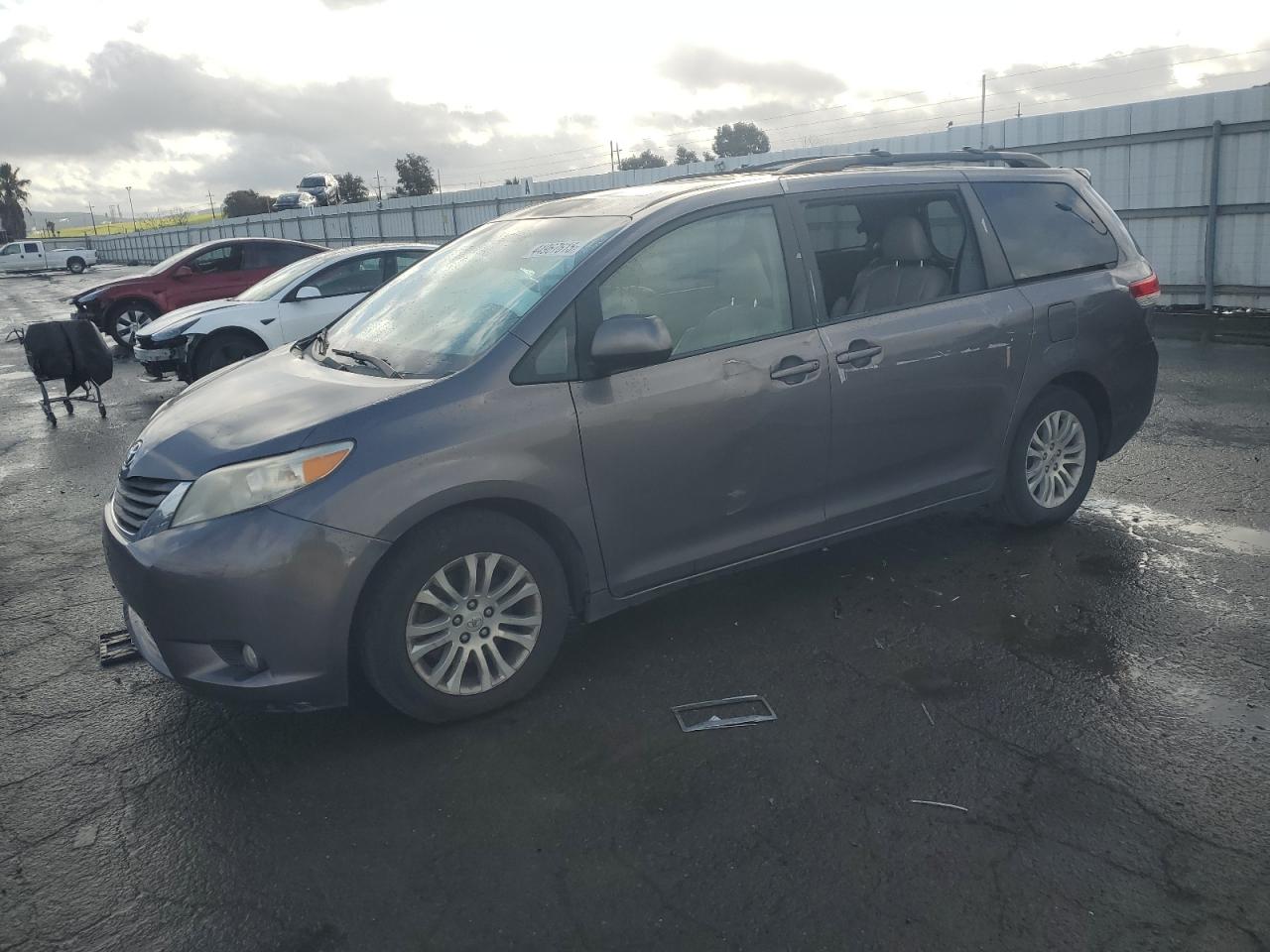 2011 Toyota Sienna VIN 5TDYK3DC2BS020334