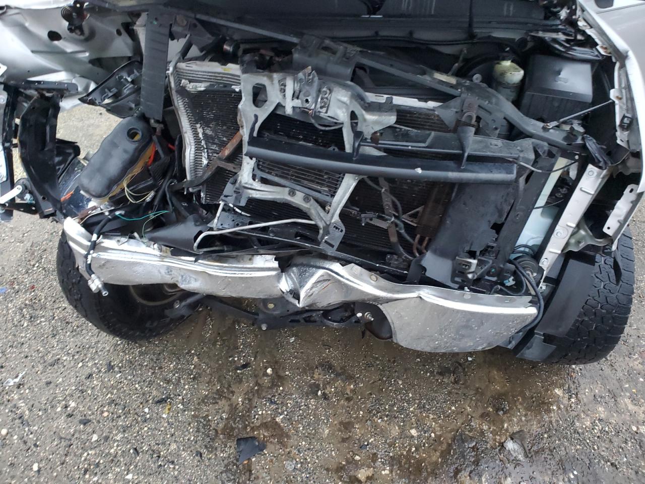 2007 GMC Sierra VIN 2GTEC13J071572451 Copart auction photo, front end / minor dent/scratches damage thumbnail 11