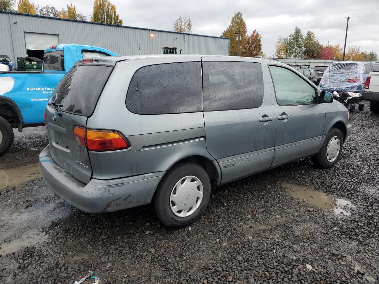 2000 Toyota Sienna VIN 4T3GF19C6YU223277 Copart auction photo, rear end damage thumbnail 3