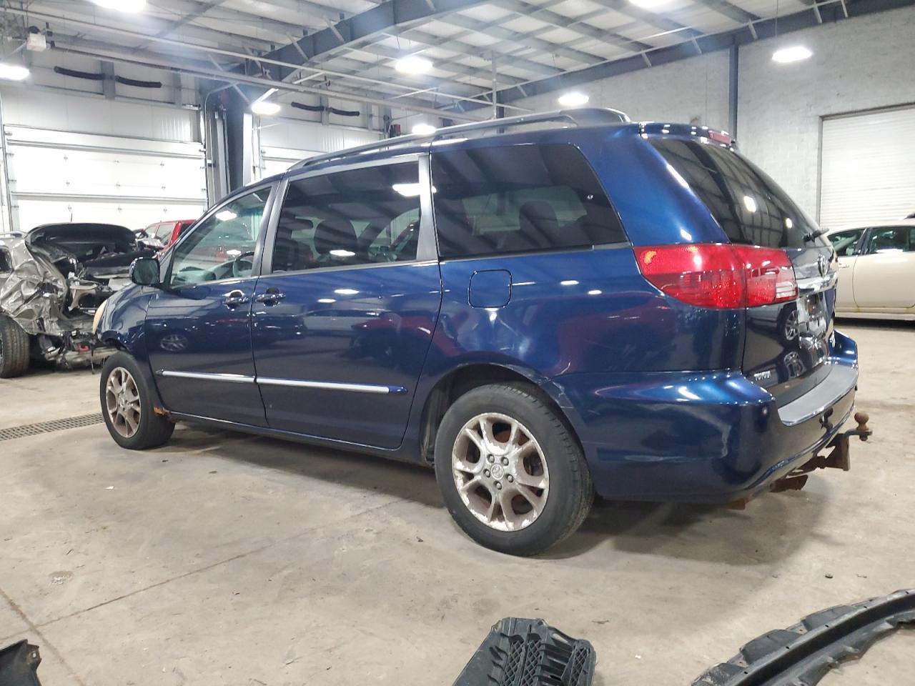 2004 Toyota Sienna VIN 5TDBA22C44S015693 Copart auction photo, front end / side damage thumbnail 2