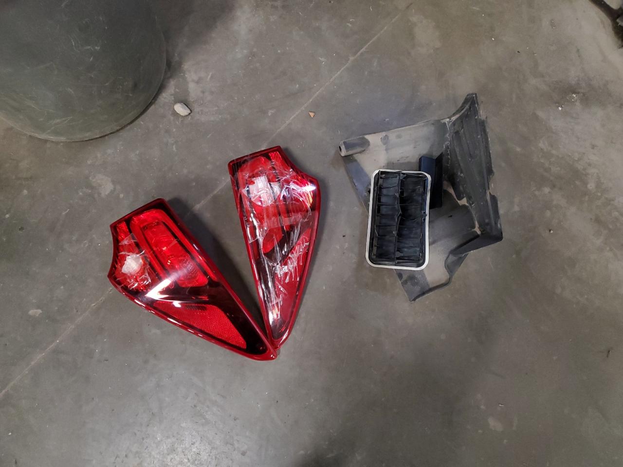 2018 Hyundai Santa Fe VIN 5XYZTDLB5JG570011 Copart auction photo, rear end damage thumbnail 13