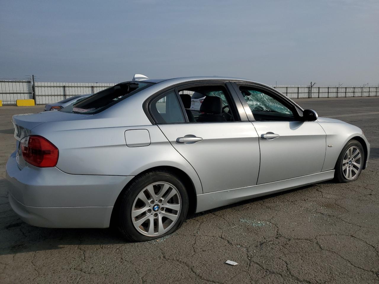 2007 BMW 3er VIN WBAVC53527FZ78618 Copart auction photo, vandalism damage thumbnail 3