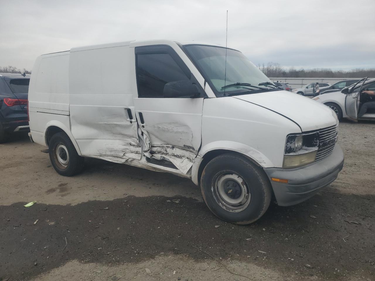 2000 Chevrolet Astro VIN 1GCDM19WXYB103669 Copart auction photo, side / minor dent/scratches damage thumbnail 4