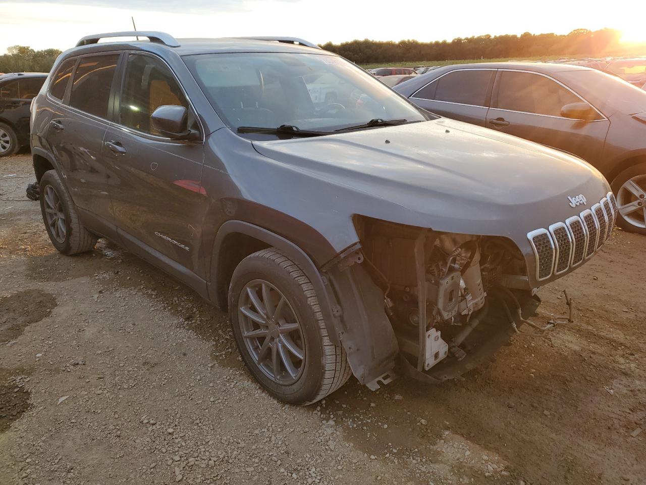 2019 Jeep Grand Cherokee VIN 1C4PJLLB9KD382311 Copart auction photo, front end damage thumbnail 4