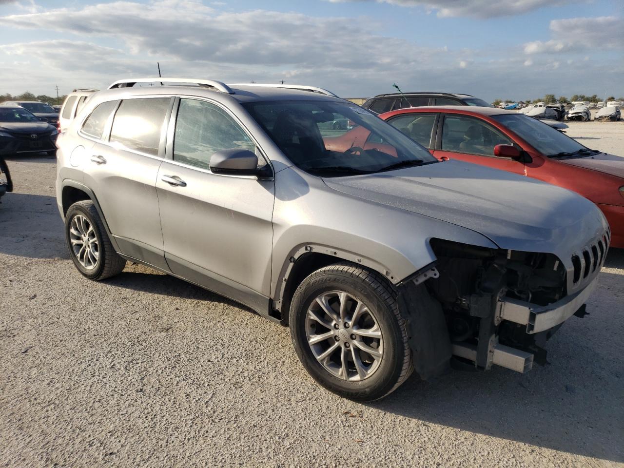 2019 Jeep Grand Cherokee VIN 1C4PJLLB1KD301057 Copart auction photo, front end / side damage thumbnail 4