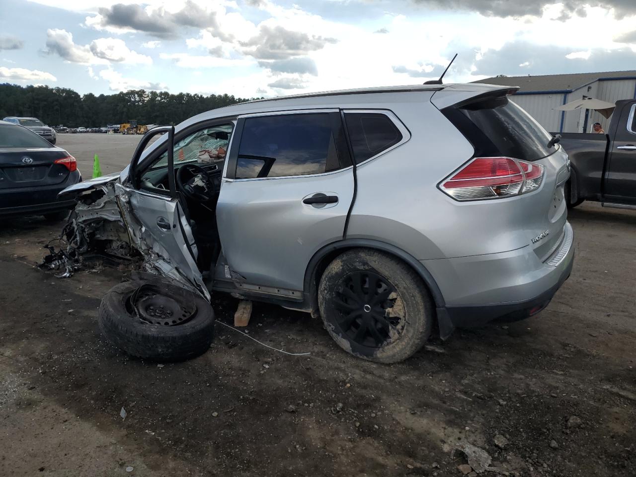 2016 Nissan Rogue VIN JN8AT2MTXGW028198 Copart auction photo, side / front end damage thumbnail 2