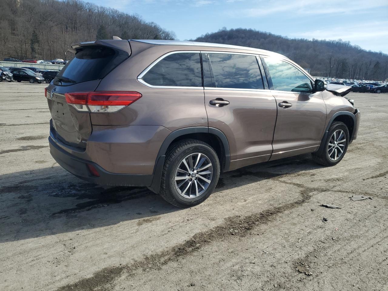2017 Toyota Highlander VIN 5TDJZRFH4HS382778 Copart auction photo, front end / rear end damage thumbnail 3