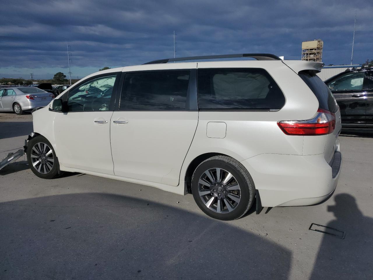 2019 Toyota Sienna VIN 5TDYZ3DC7KS984469 Copart auction photo, front end damage thumbnail 2