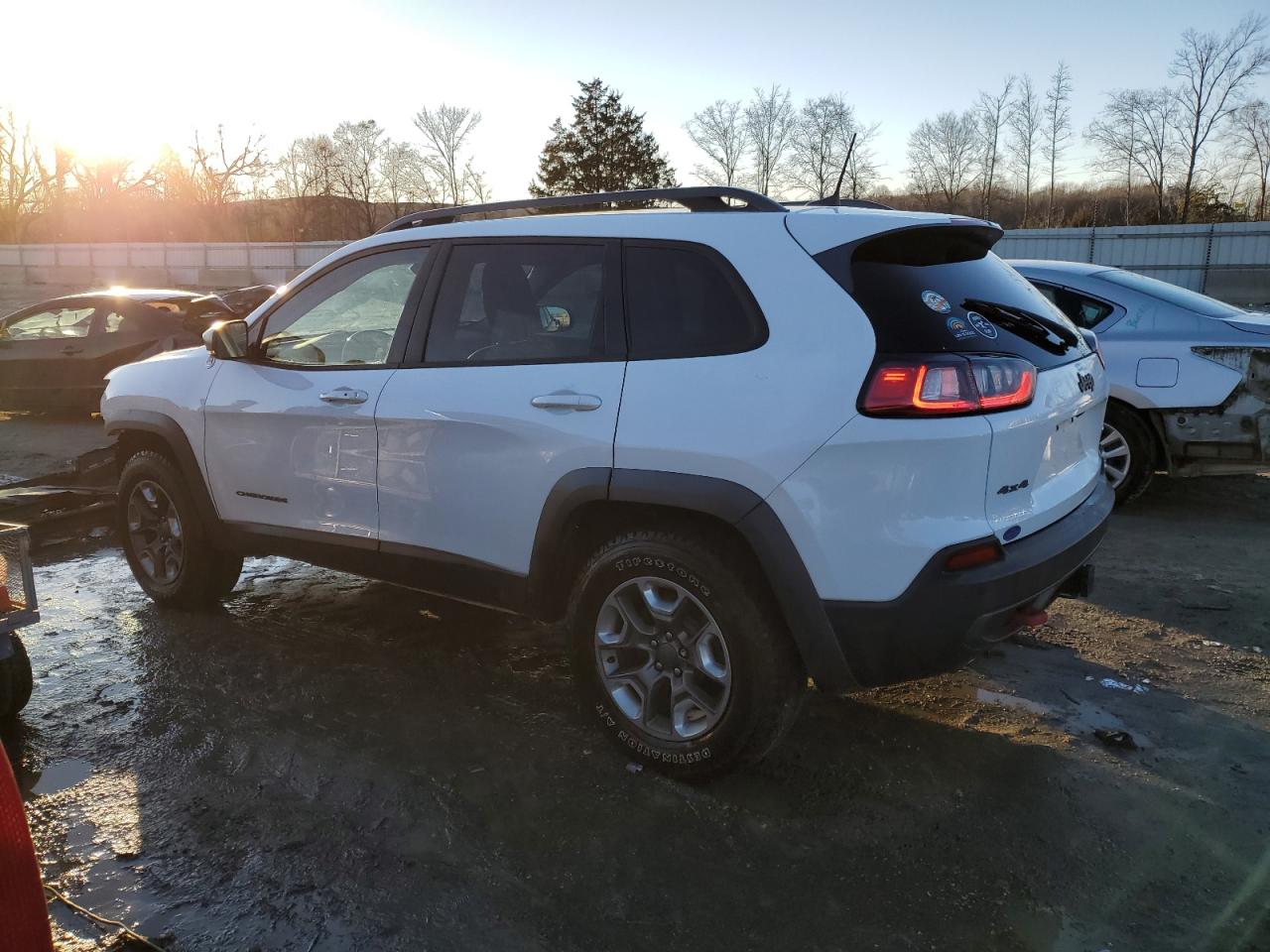 2019 Jeep Cherokee VIN 1C4PJMBX2KD401364 Copart auction photo, front end damage thumbnail 2
