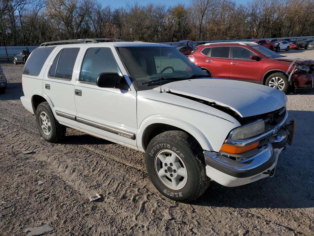 2000 Chevrolet Blazer VIN 1GNDT13W8Y2138536 Copart auction photo, front end damage thumbnail 4