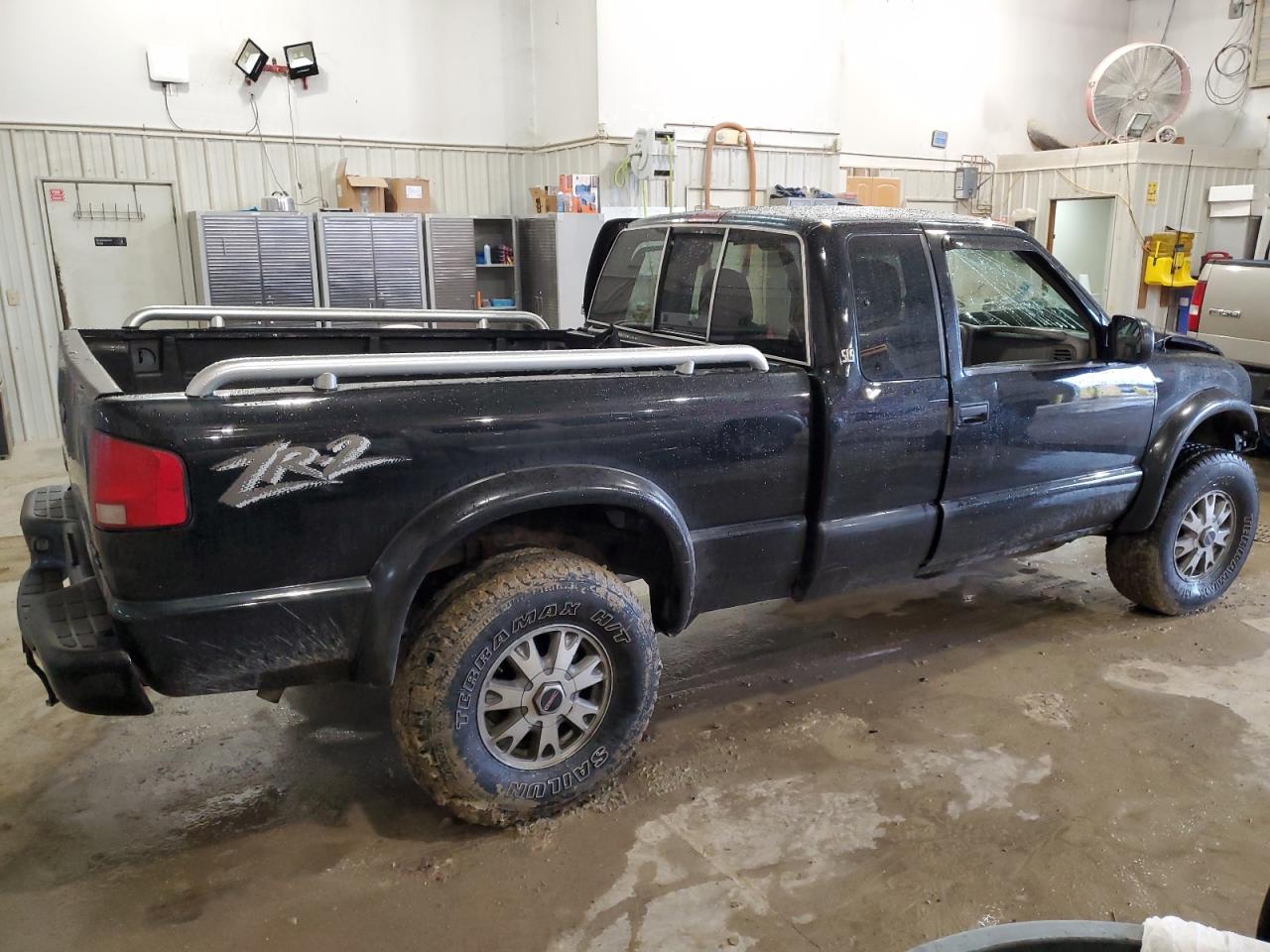 2002 GMC Sonoma VIN 1GTCT19W728186335 Copart auction photo, side / front end damage thumbnail 3