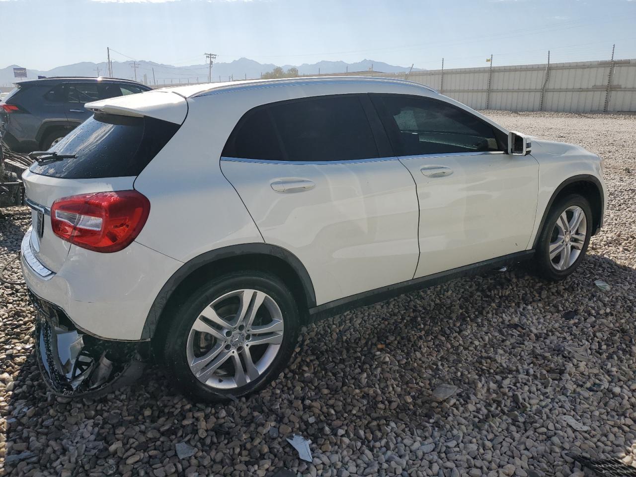 2015 Mercedes-Benz GLA-klasse VIN WDCTG4EB3FJ101380 Copart auction photo, minor dent/scratches damage thumbnail 3