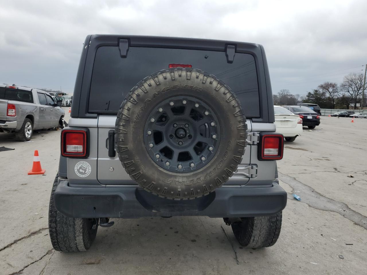 2019 Jeep Wrangler VIN 1C4HJXDN6KW552956 Copart auction photo, minor dent/scratches damage thumbnail 6